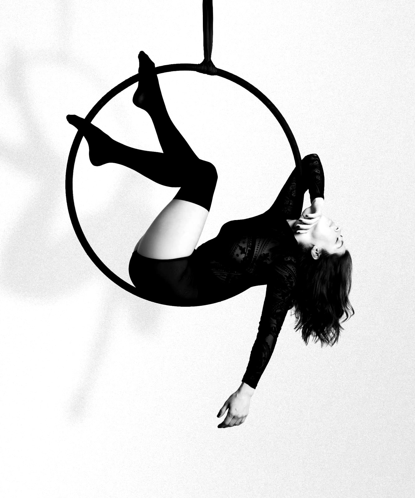 Aerial-Hoop-Pose in Spitzenoutfit, The Movement Chur